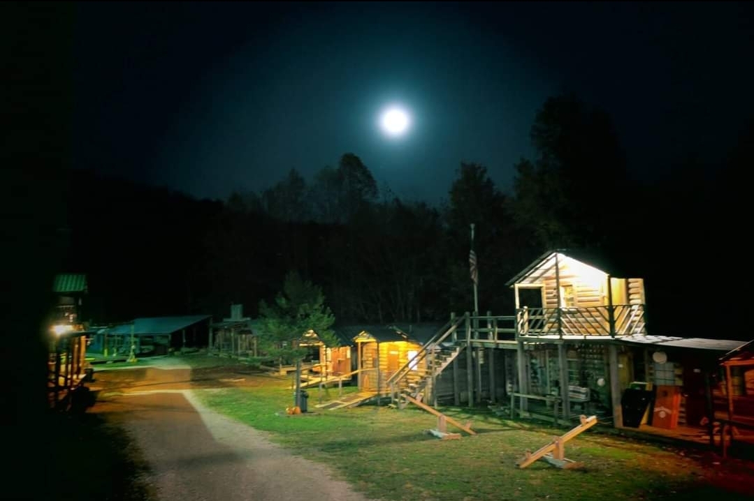 Night-over-the-cabins-Possum-Trot.jpg